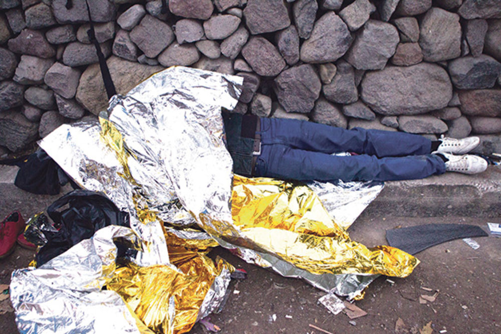 ŽELEO U ŠVEDSKU DA SE LEČI: Migrant iz Iraka umro na auto-putu kod Paraćina!