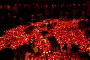 (FOTO) RUMUNE PREPLAVILA TUGA: Hiljade sveća za dušu žrtvama požara u diskoteci
