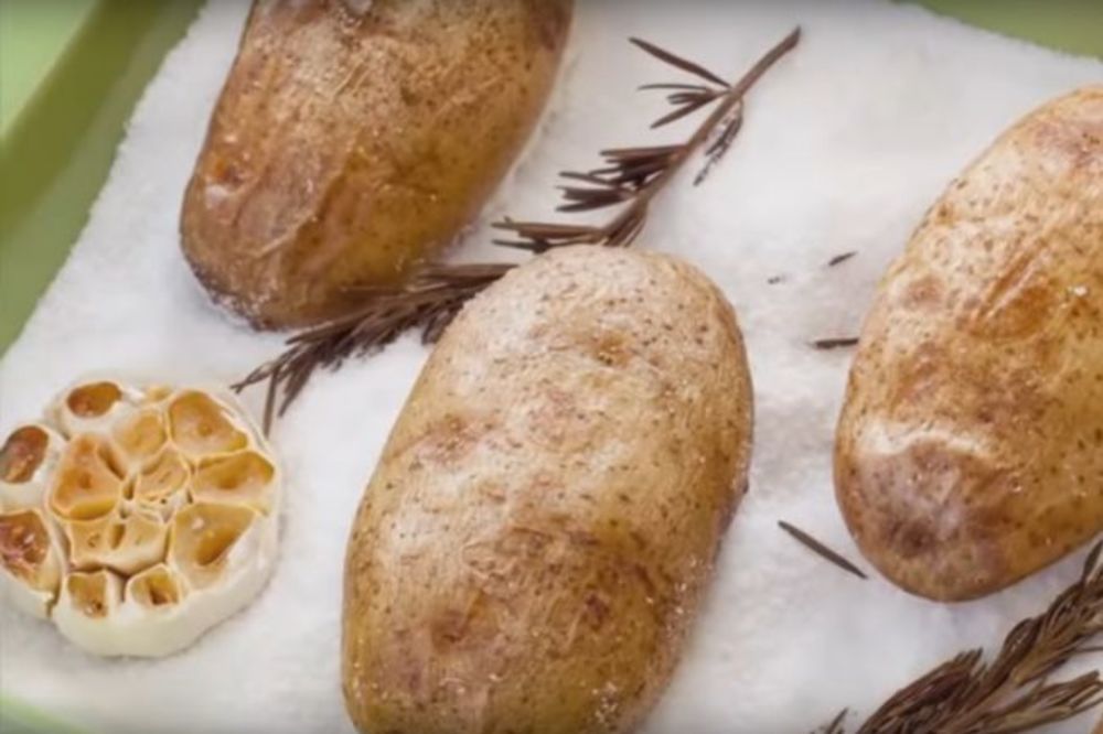 (VIDEO) Ovo morate da probate: Najukusniji krompir pečen na soli