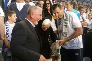 (FOTO) U 88. GODINI POSTALA HIT NA INTERNETU: Baka Mara na tribinama sa Torcidom bodrila Hajduk!