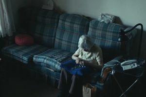 (VIDEO) STARI  NE TREBA DA BUDU ZABORAVLJENI: Jedan dan u životu 98-godišnje bake, napuštene od svih