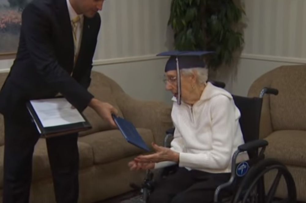 (VIDEO) DIPLOMIRALA SA 97 GODINA: Razlog zbog koga je ova baka napustila školu će vas rasplakati