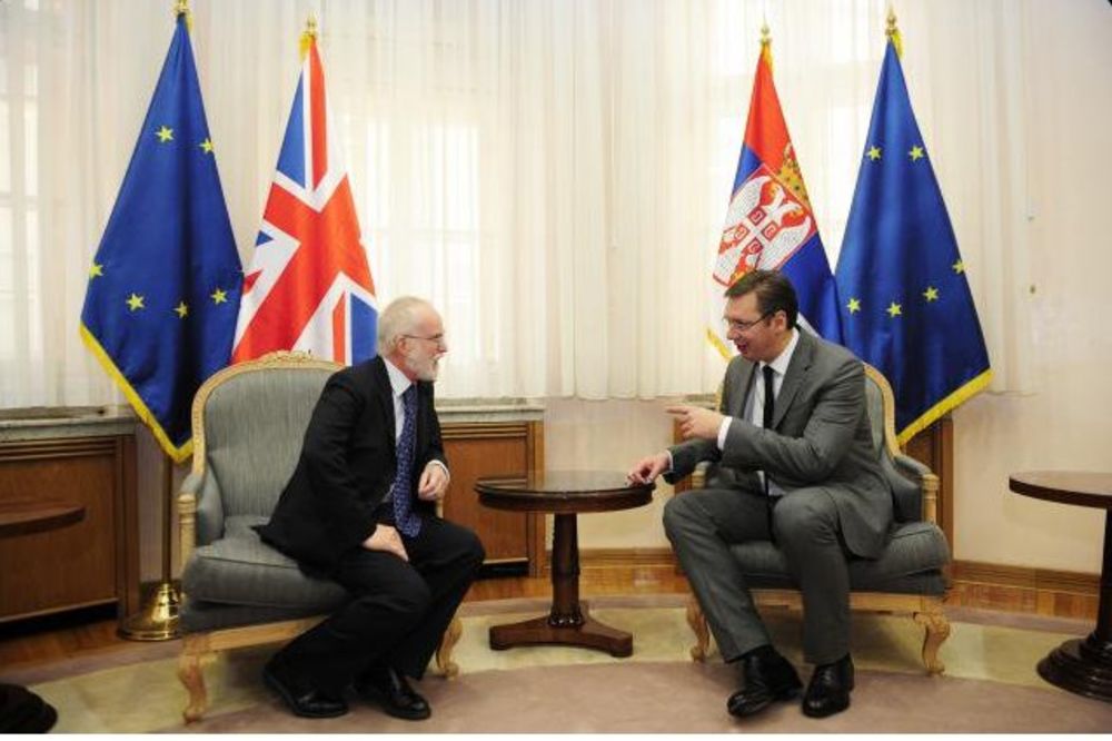 (FOTO) VUČIĆ SA KIFOM: Srbija zahvalna Britaniji na pomoći u sprovođenju reformi