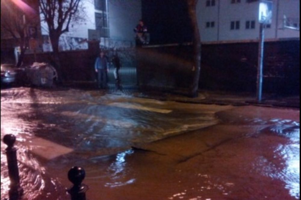 (FOTO) VRAČAR POPLAVLJEN: Voda progutala automobil i celu ulicu