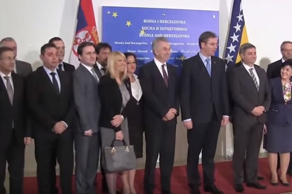 SRPSKI PREMIJER U SARAJEVU: Vučić postrojavao ministre, Sarajlije besne trubile sve vreme!