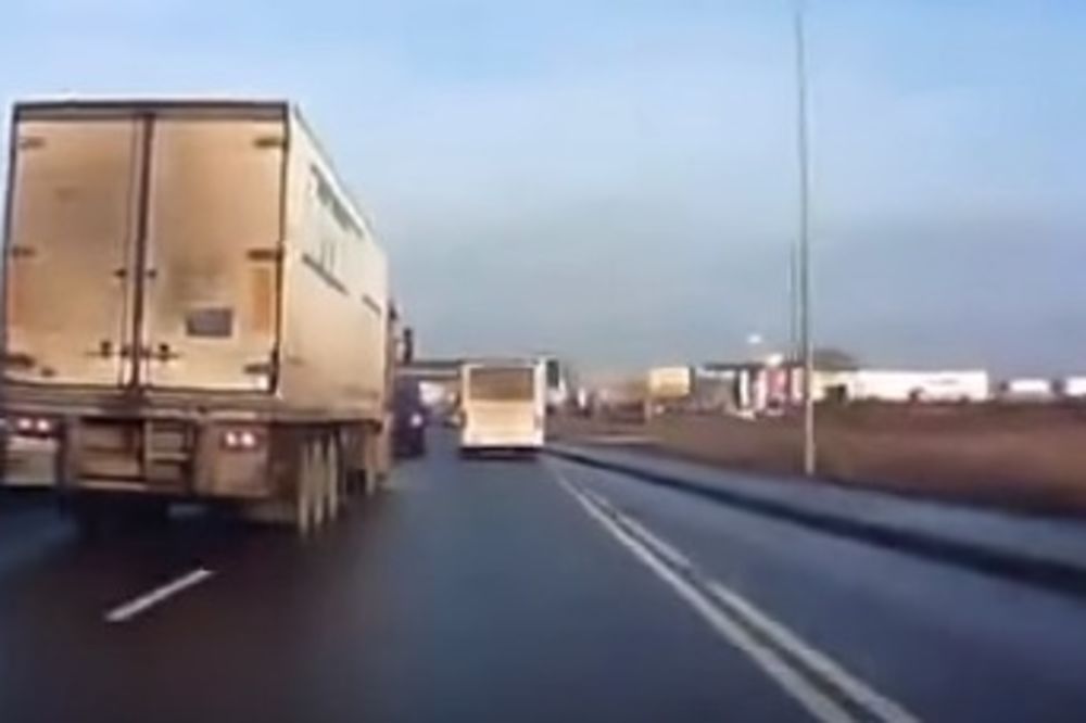 VOZI, MIŠKO: Pogledajte kako je ruski kamiondžija izbegao lančani sudar
