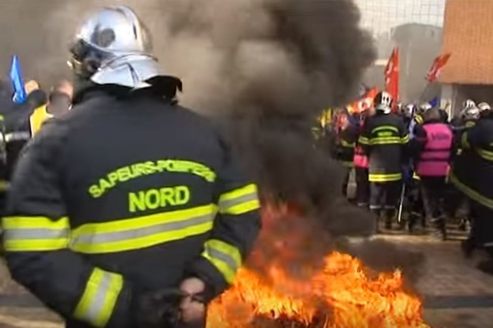 (VIDEO) KAKVA IRONIJA: Francuski vatrogasci izašli na ulice i zapalili sve!