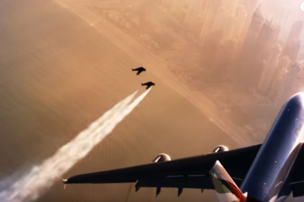 (VIDEO) PRESEKLI SU SE KADA SU PROVIRILI KROZ PROZOR AVIONA: Džetmeni lete nebom 200 na sat