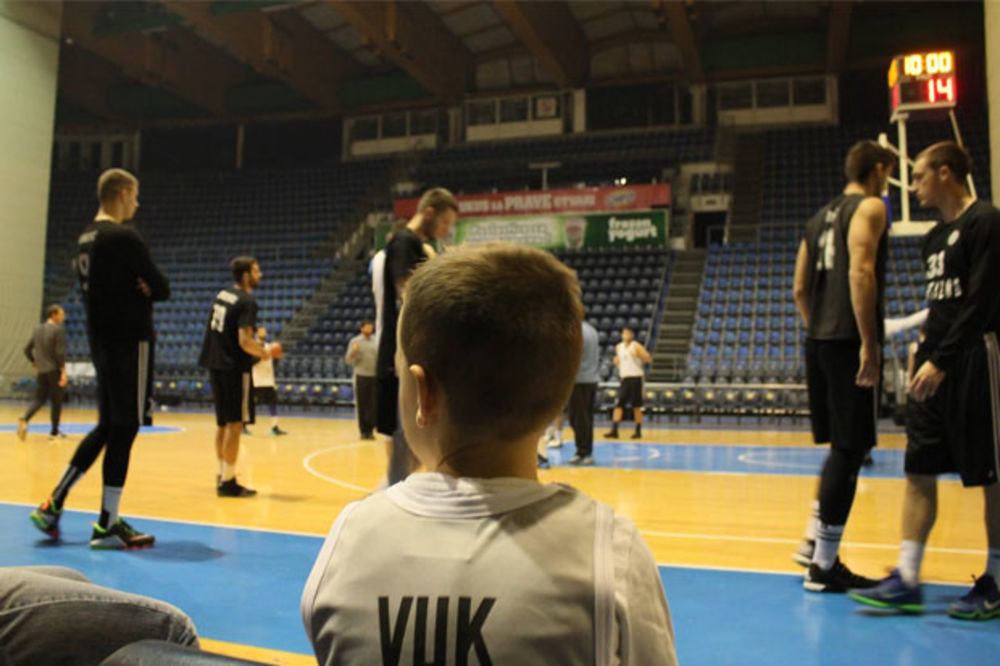 (VIDEO, FOTO) ZADUŽIO DRES: Partizan ispunjava san dečaku (6) koji je plakao posle poraza crno-belih