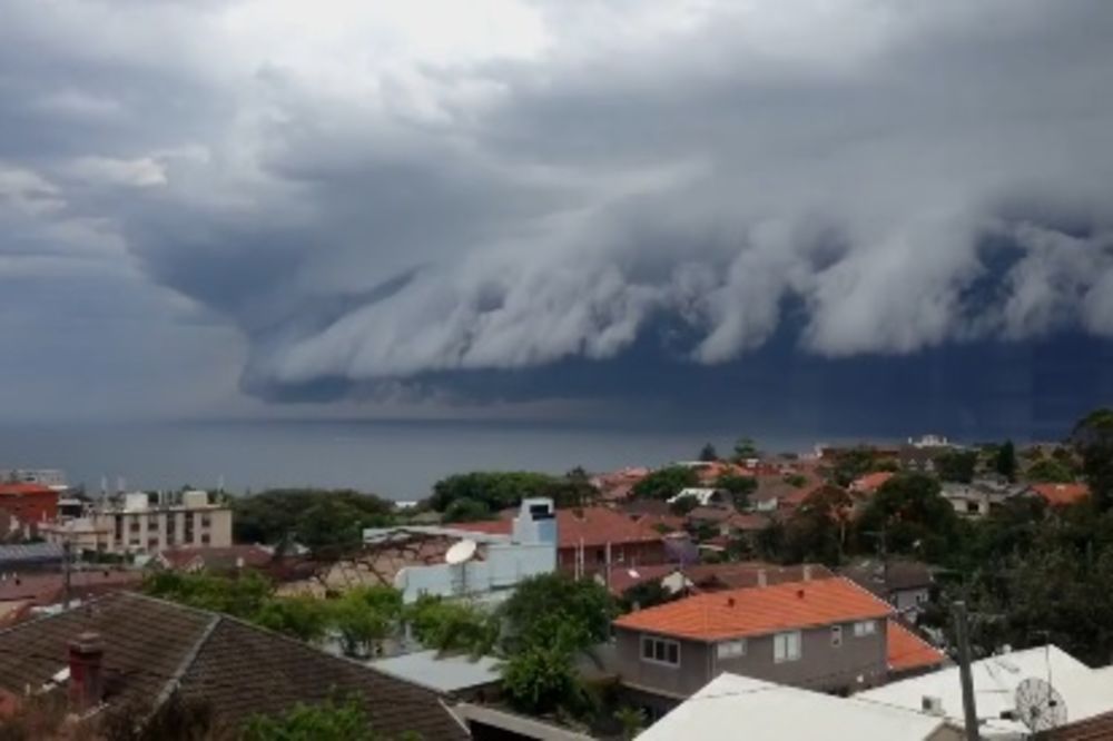 (VIDEO) NEVEROVATAN PRIZOR NA AUSTRALIJSKOJ OBALI: Crni oblak progutao plažu u Sidneju