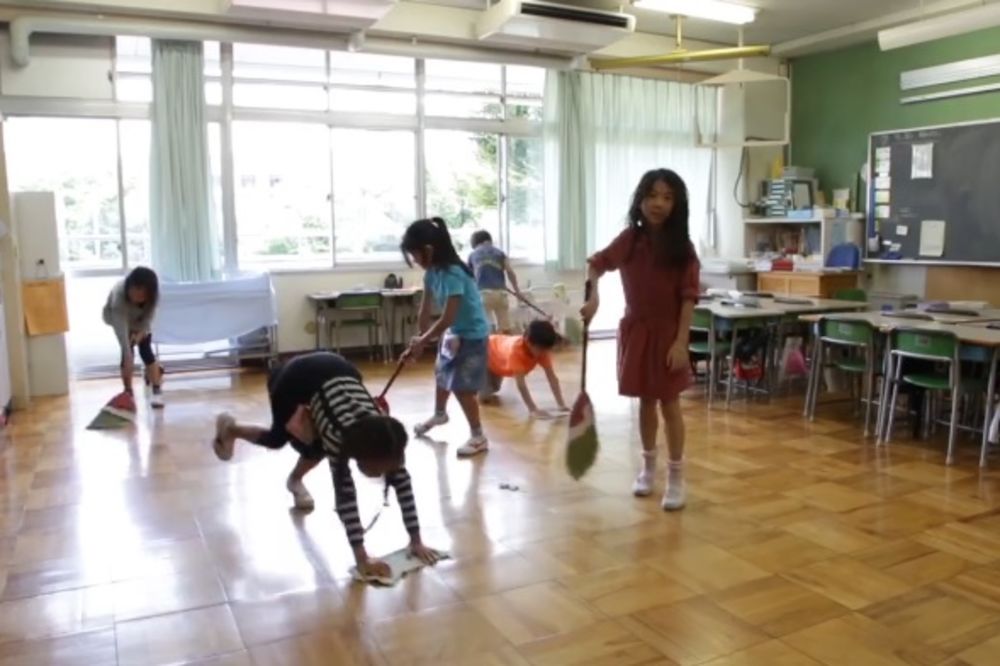 (VIDEO) U JAPANU UČENICI SAMI ČISTE ŠKOLU: To je naš prostor i mi ga zato čuvamo!