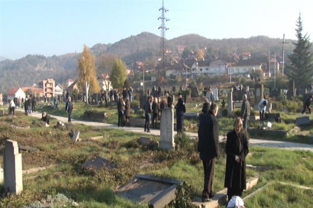 ZADUŠNICE U KOSOVSKOJ MITROVICI: Grobovi oskrnavljeni, biste odnete, pretekao tek poneki spomenik