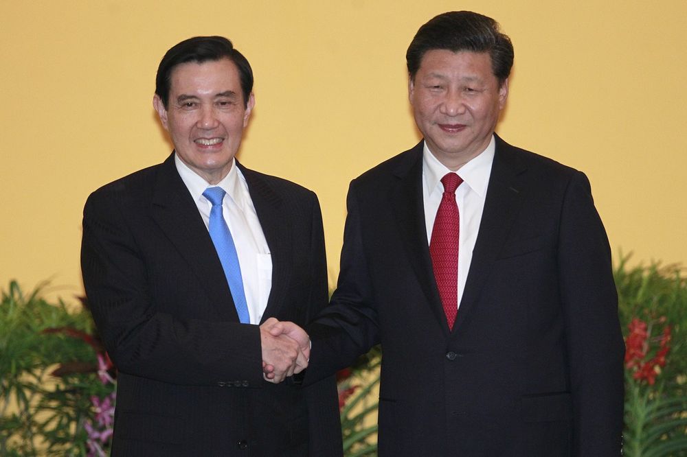 (FOTO) ISTORIJSKO RUKOVANJE: Kineski i tajvanski predsednik sastali se posle 60 godina!