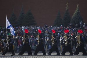 (FOTO) SPEKTAKL NA CRVENOM TRGU: U Moskvi obeleženo 98 godina od Oktobarske revolucije