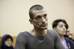 NOVI PERFORMANS KONTROVERZNOG UMETNIKA: Pavlenski priveden jer je zapalio vrata KGB