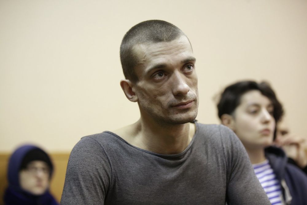 NOVI PERFORMANS KONTROVERZNOG UMETNIKA: Pavlenski priveden jer je zapalio vrata KGB