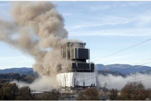 (VIDEO) NEUNIŠTIVA: Ni 666 kilograma eksploziva nije srušilo staru termoelektranu!