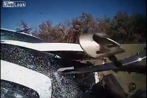 (VIDEO) DALA JE GAS DA GA UBIJE: Auto ide punom brzinom i udara policajca!
