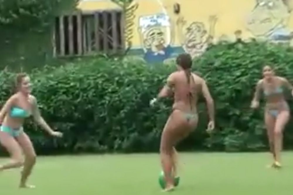 (VIDEO) OVAKAV MEČ NIKAD NISTE GLEDALI: Evo kako seksi i golišave Brazilke igraju fudbal