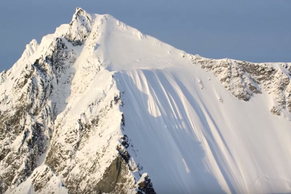 (VIDEO) ČUDOM PREŽIVEO: Skijaš se survao niz snežnu liticu na Aljasci