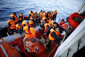 IZBEGLIČKE MUKE: Potonuo brod sa migrantima, utopilo se devetoro