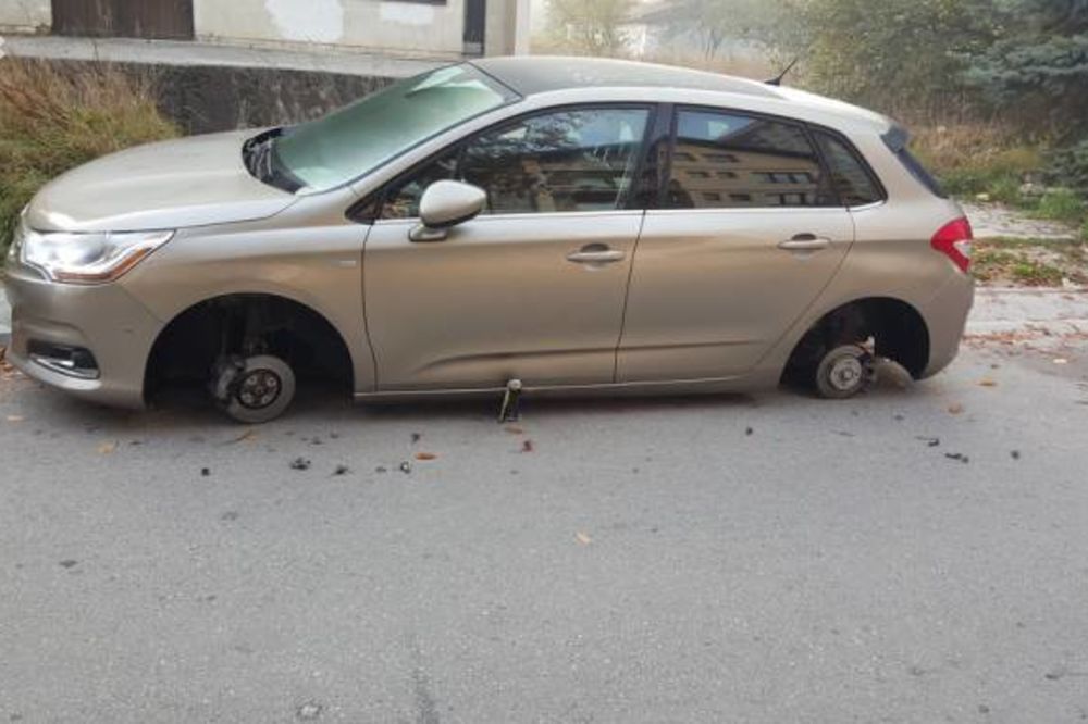 (FOTO) OSTALI SAMO DUGMIĆI: Sarajlija uveče parkirao auto, a evo šta je ujutru zatekao!