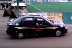(NEVEROVATAN VIDEO) REALNA SCENA ILI TRIK: Pogledajte kako je ruski vozač oduševio gledaoce