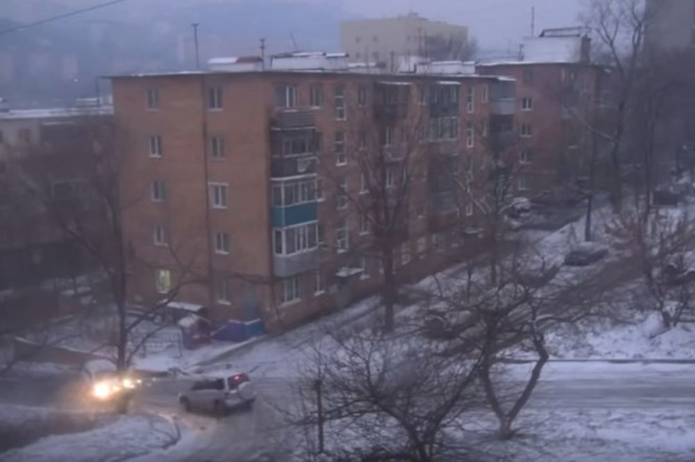 (VIDEO) KOČNICE NE POMAŽU: Pogledajte kako se ruski vozači muče na zaleđenoj raskrsnici
