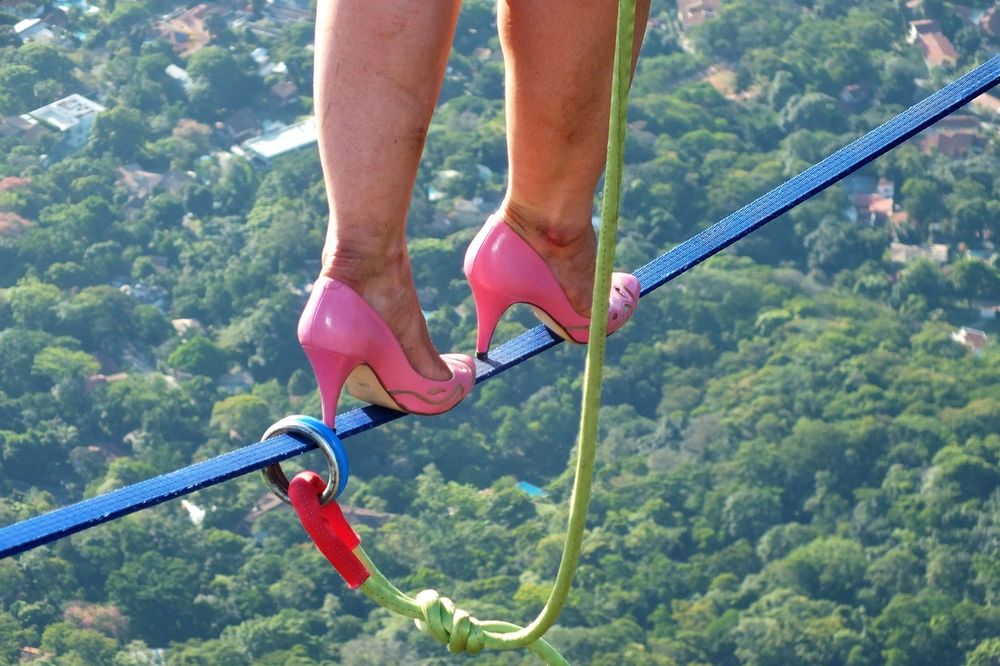 (FOTO) Žena je hodala po žici 840 metara iznad nivoa mora... U roze štiklama!