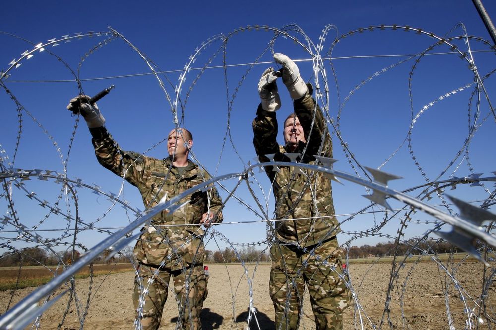 Slovenačka vojska zbog nabujale reke uklonila deo ograde na granici