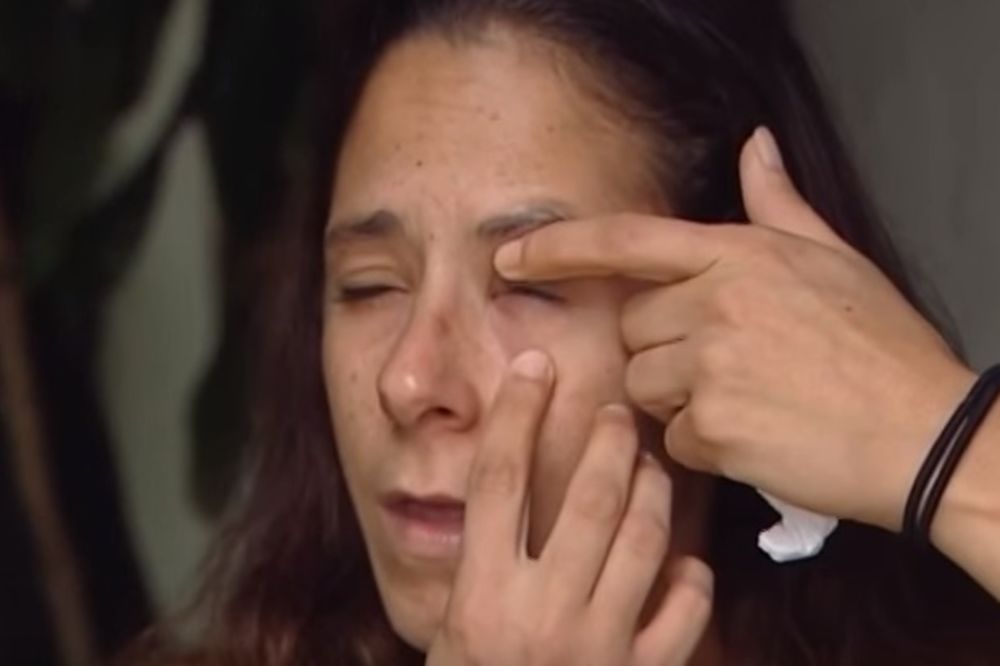 (VIDEO) Sipala je sebi u oko lepak za nokte umesto kapi za oči i niko nije želeo da joj pomogne...