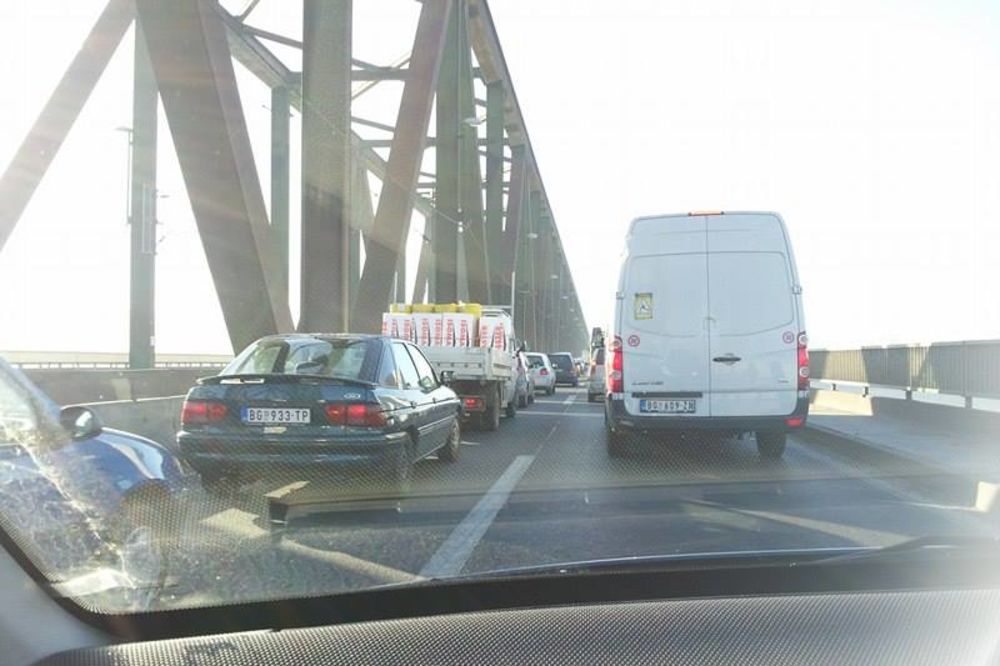 (FOTO) U SMERU KA GRADU: Gužva na Pančevačkom mostu, saobraćaj usporen