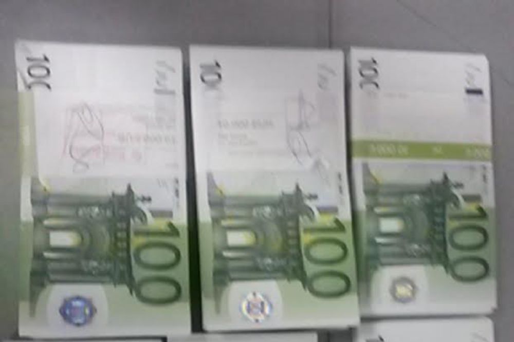ZAPLENJENI LAŽNI EVRI U BAČKOM PETROVCU: Meštanin skrivao 100 novčanica ispod garderobe