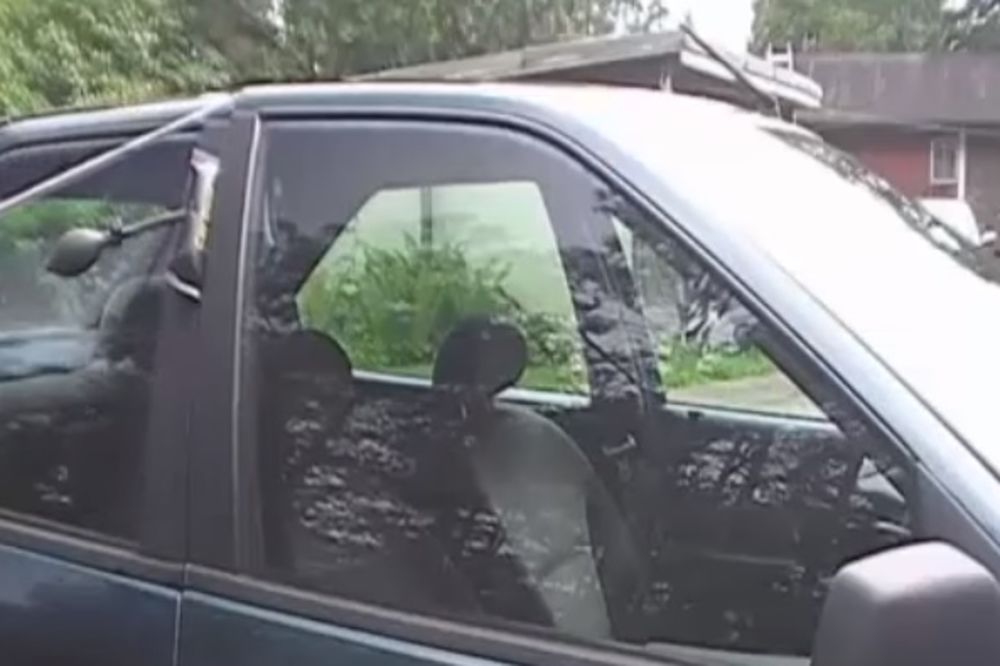 (VIDEO) ZAKLJUČAO JE KLJUČ U KOLIMA: Nećete verovati kako je otvorio auto