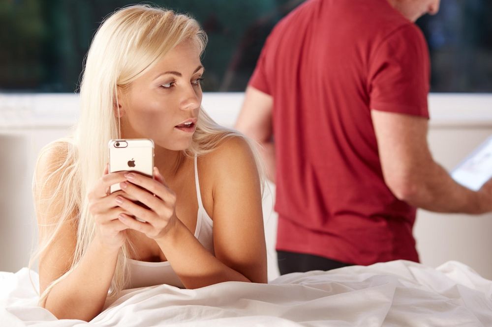 Preturala je po muževljevom telefonu, ali nije ni slutila kako će se šokirati kada vidi fotografije!