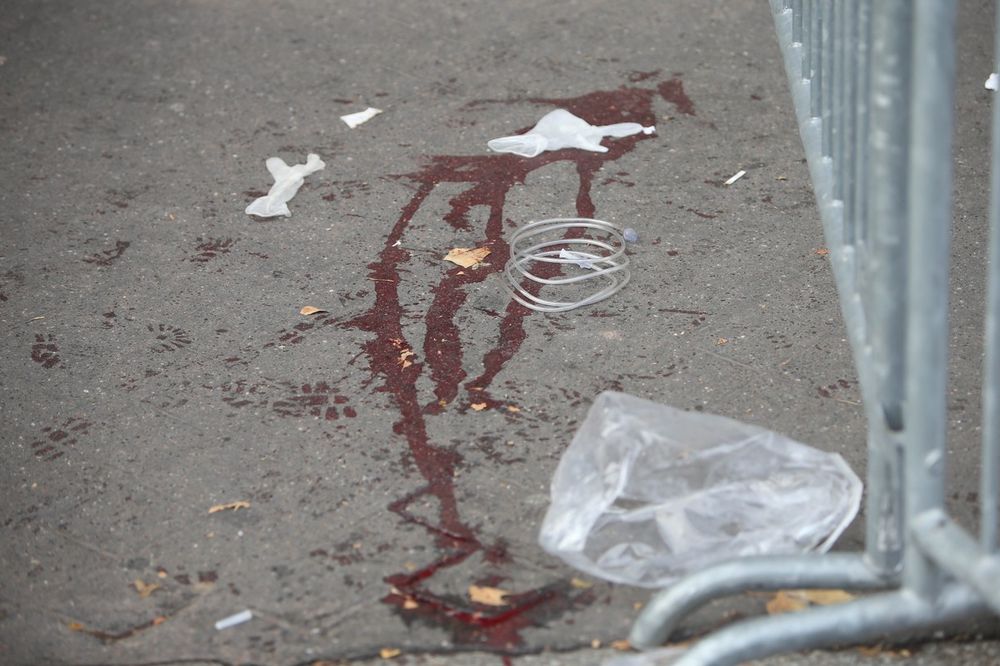 (FOTO) KRVAVE ULICE PARIZA: Delovi tela na ulicama, semafori isprskani su krvlju!