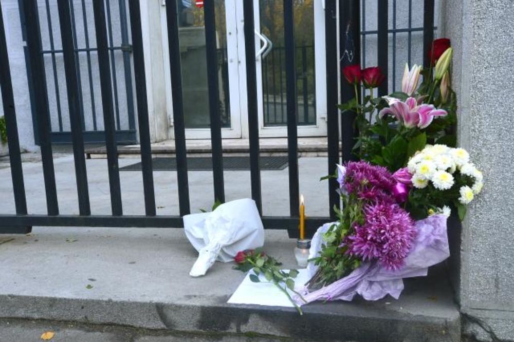 ODAO POČAST ŽRTVAMA: Siniša Mali zapalio sveće ispred francuske ambasade