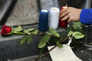 (FOTO) SUZE I MOLITVE ZA PARIZ: Srpska estrada odala počast žrtvma terorizma!