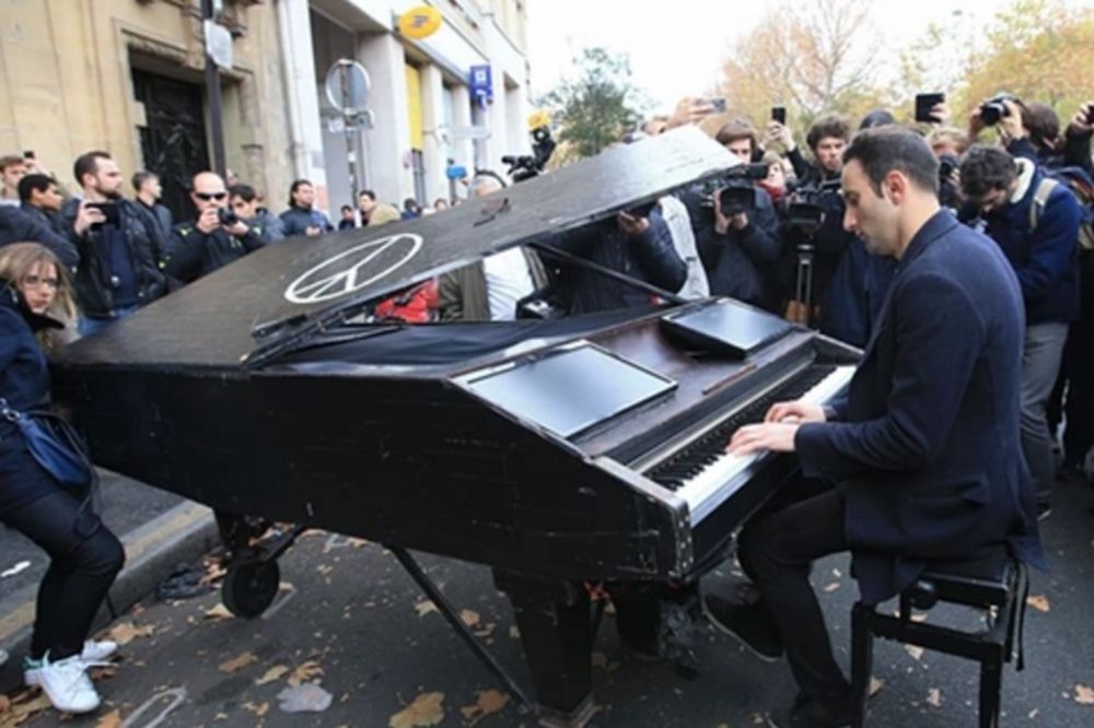 (VIDEO) DIRNUO MILIONE: Ovo je muškarac koji je svirao klavir ispred dvorane smrti u Parizu
