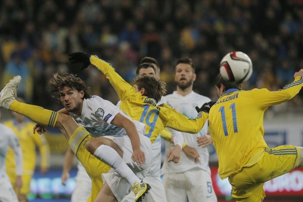 (FOTO, VIDEO) NEVIĐENI GAF UEFA: Ukrajini poklonjen gol u pobedi nad Slovenijom u baražu za EURO