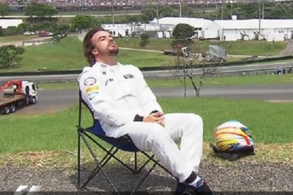 (VIDEO) SNIMAK OBIŠAO SVET: Evo kako je frustrirani Alonso protestovao zbog očajnog bolida!