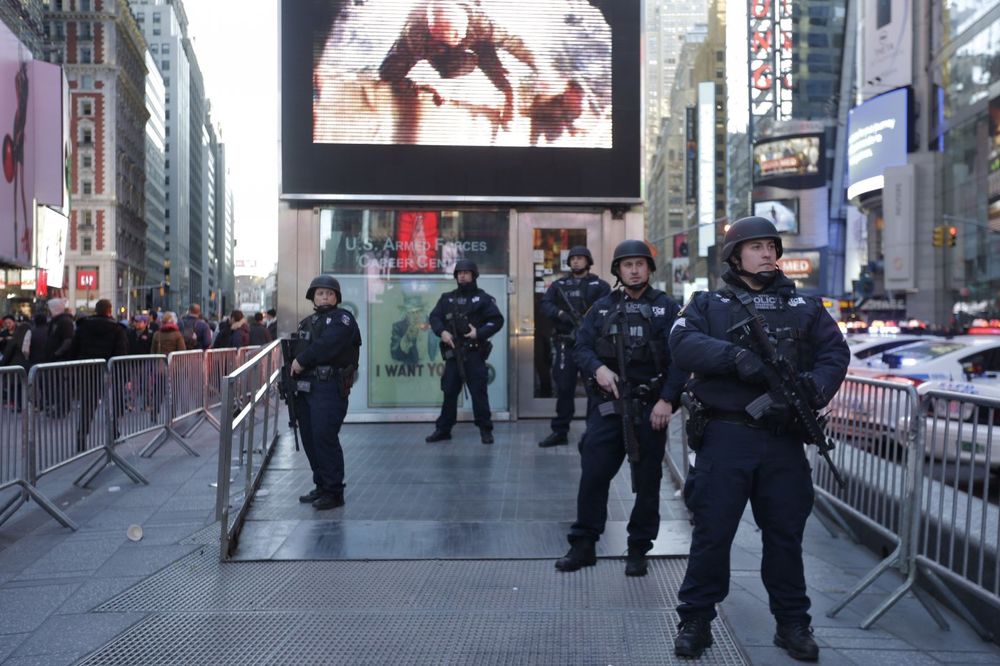 SAVLADAN NAPADAČ U NJUJORKU: Napao policajce mesarskim nožem, jedan povređen