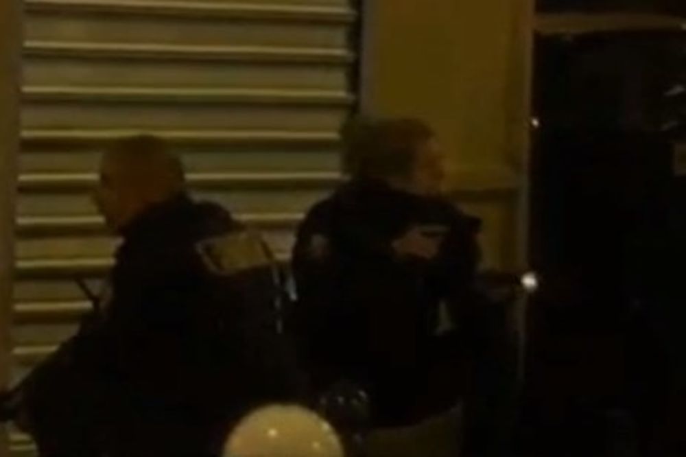 (VIDEO) NOVA PUCNJAVA U PARIZU: Upucana žena, ljudi panično počeli da vrište i beže