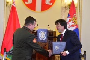 (FOTO) MINISTAR ODBRANE BELORUSIJE U SRBIJI: Gašić i Ravkov o školovanju oficira