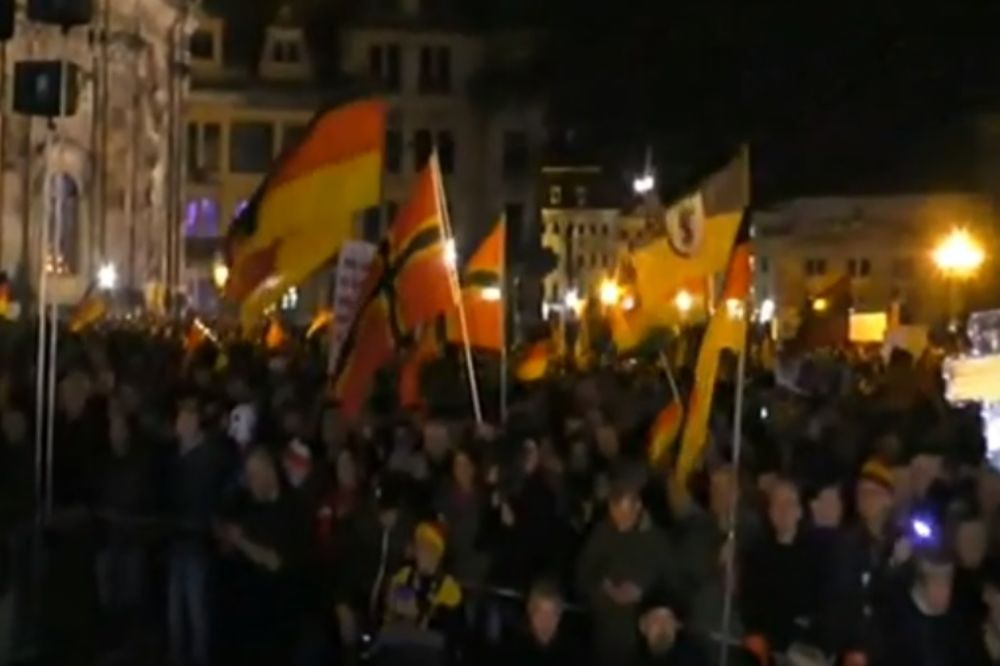 PROTEST NEMAČKE DESNICE PROTIV MIGRANATA: Traže da Merkelova ode!