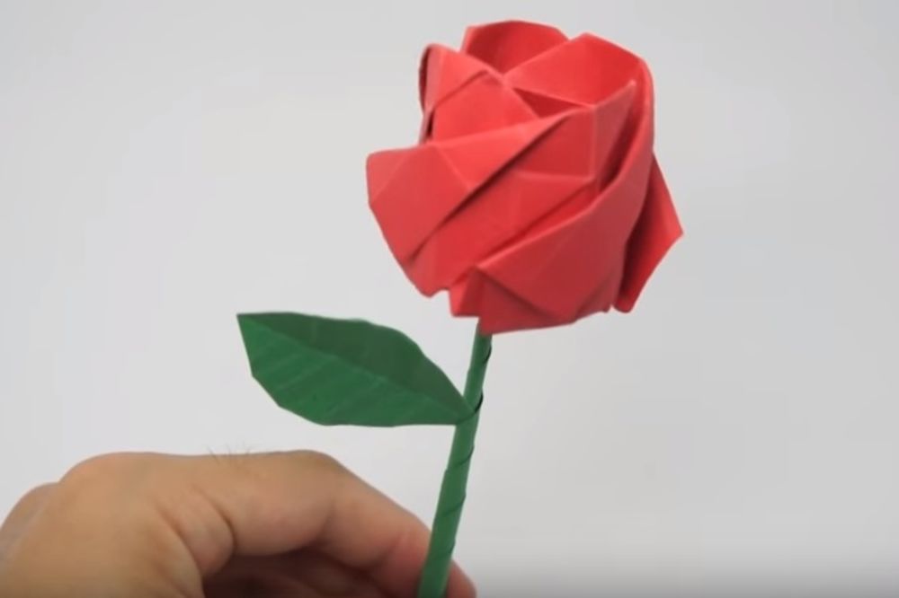 (VIDEO) OBORITE JE S NOGU: Napravite origami ružu, veoma je lako