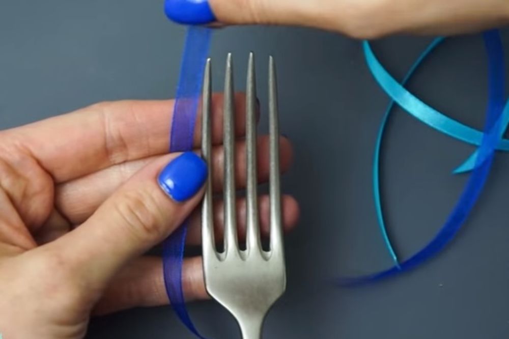 (VIDEO) IDEALNO REŠENJE: Stavila je plavu traku na viljušku, a kada vidite zašto, učinićete isto