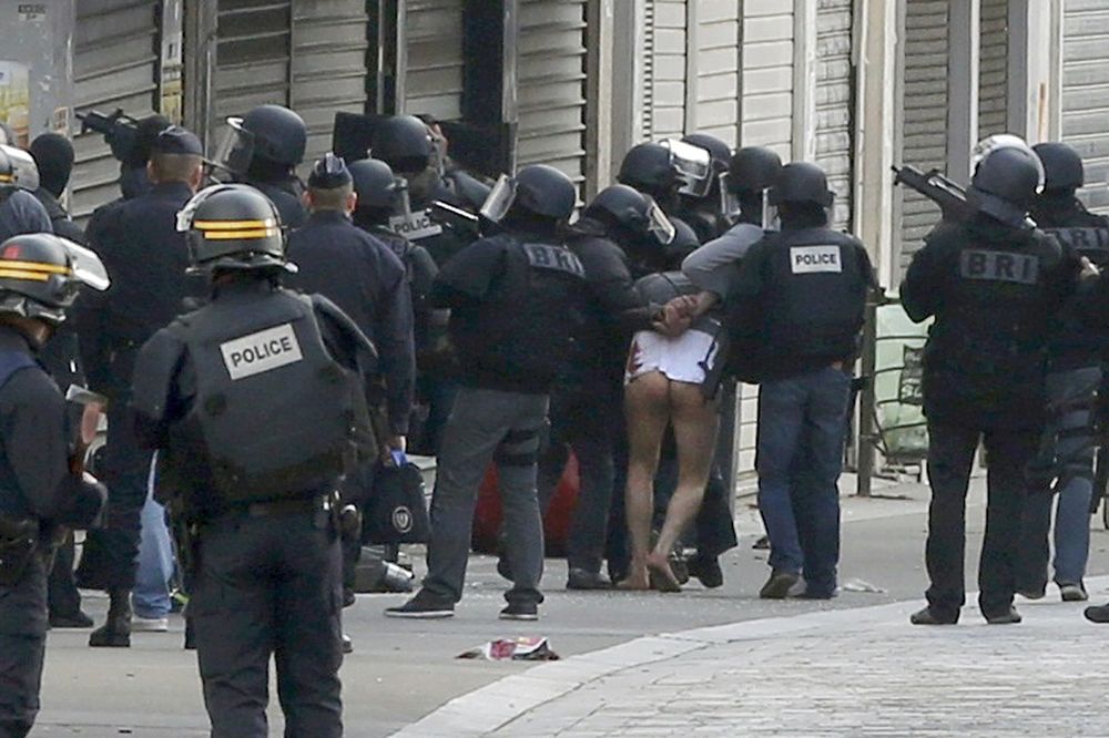 (FOTO) MUNJEVITA AKCIJA FRANCUSKE POLICIJE: Teroristu istresli iz gaća, izveli ga golog na ulicu