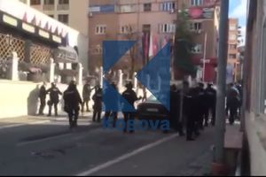 (VIDEO) INCIDENTI U PRIŠTINI: 13 uhapšenih, 4 policajca povređena, Kurti ponovo okuplja demonstrante