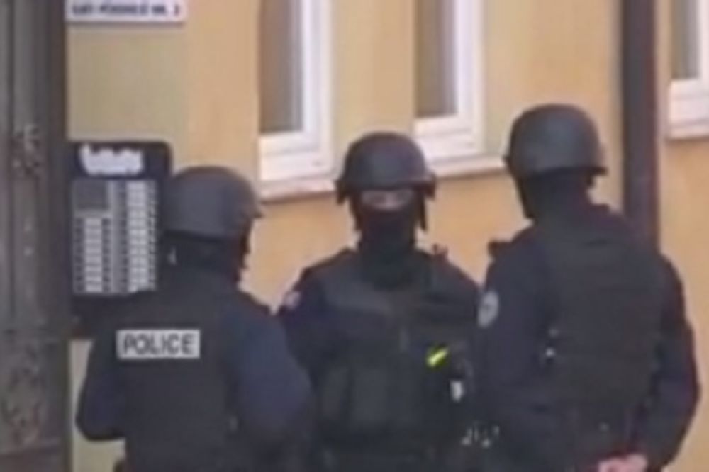 OPET HAOS U PRIŠTINI: Policija opkolila zgradu Aljbina Kurtija, poslanica uhapšena zbog suzavca